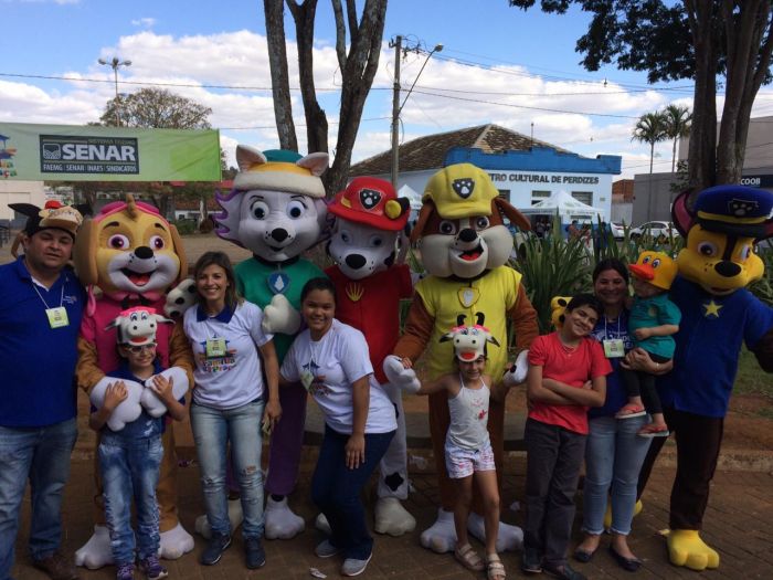 FAMÍLIA NA PRAÇA REÚNE CENTENAS DE PESSOAS.